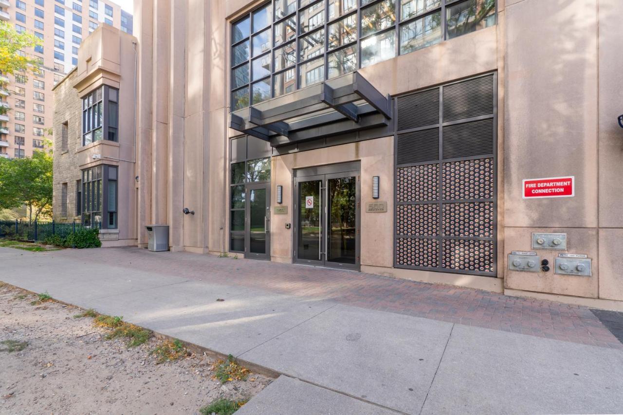Near Yonge Finch Subway 2bed 2bath Free Parking Apartment *