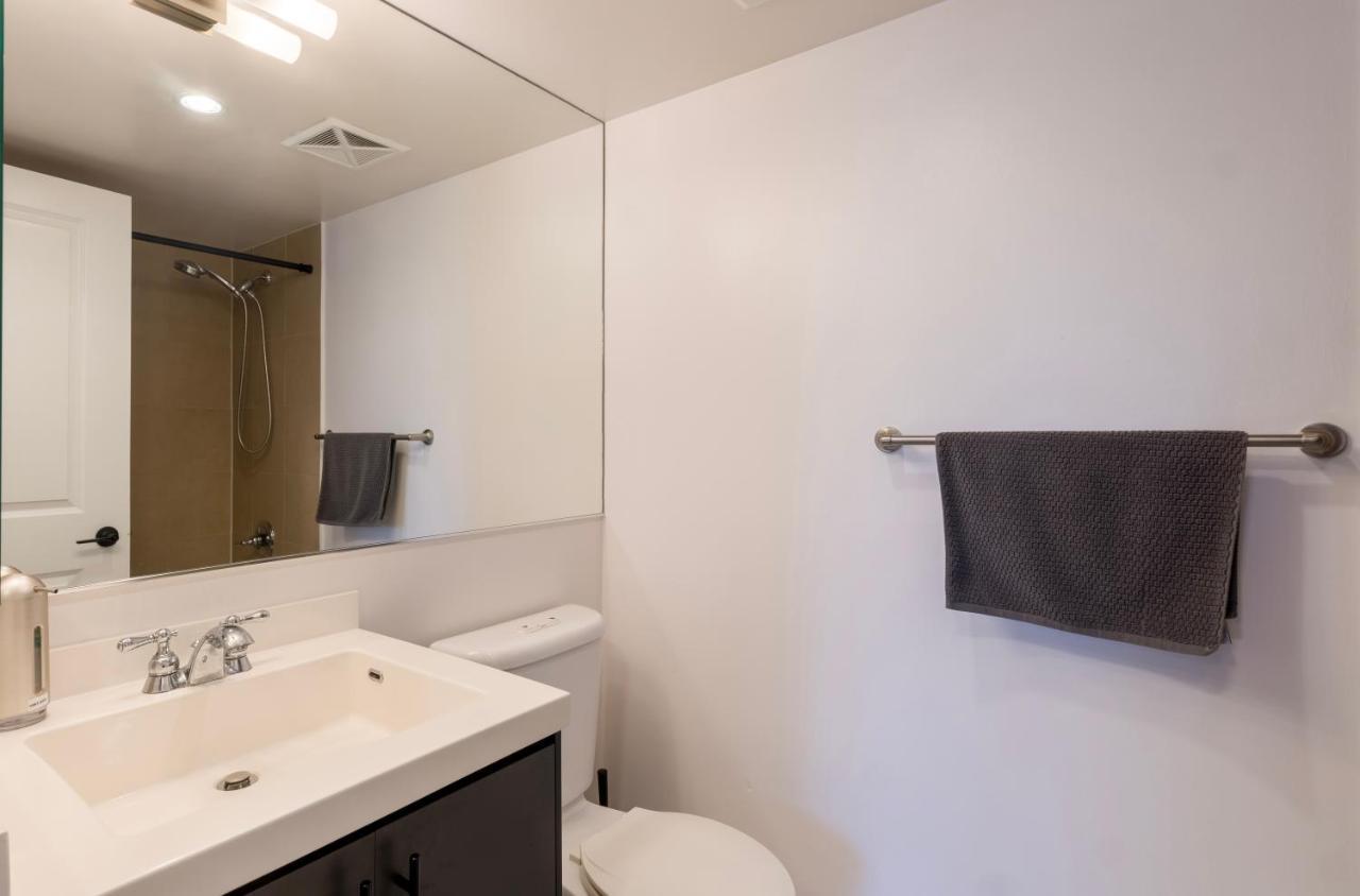 Near Yonge Finch Subway 2bed 2bath Free Parking Toronto