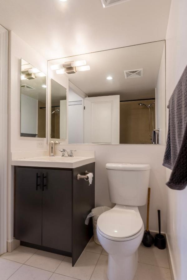 Near Yonge Finch Subway 2bed 2bath Free Parking * Toronto