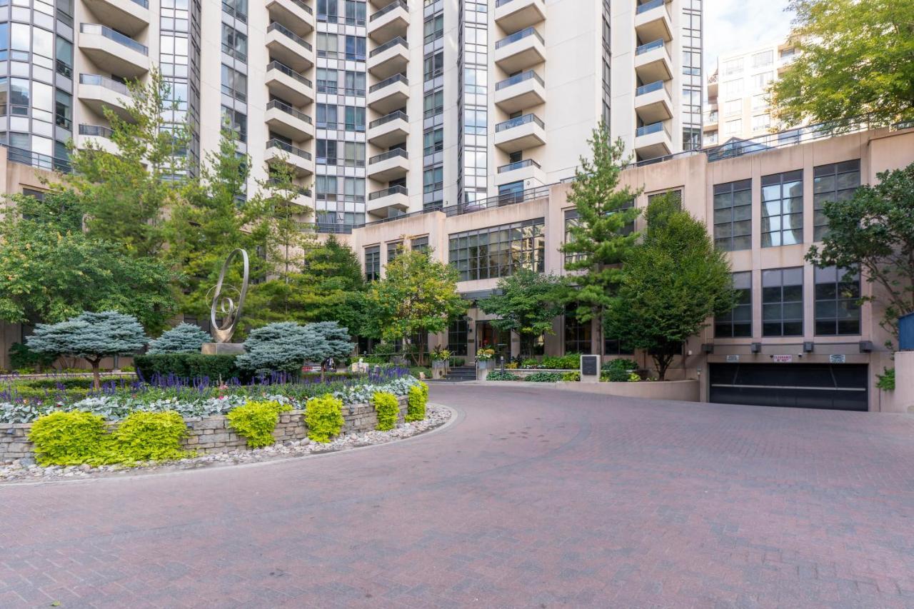 Near Yonge Finch Subway 2bed 2bath Free Parking Toronto