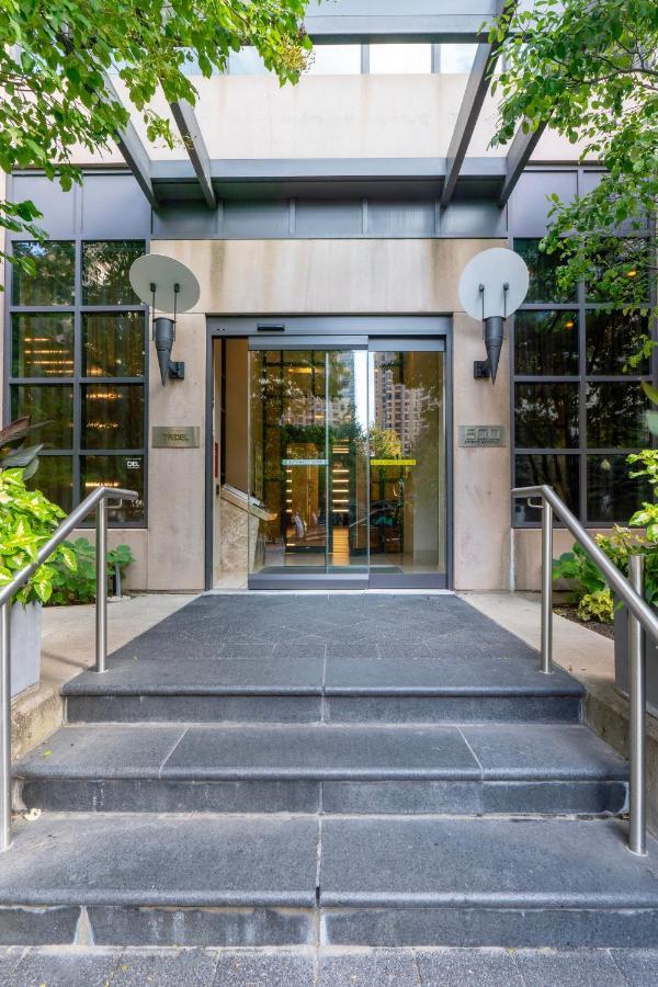 Near Yonge Finch Subway 2bed 2bath Free Parking *