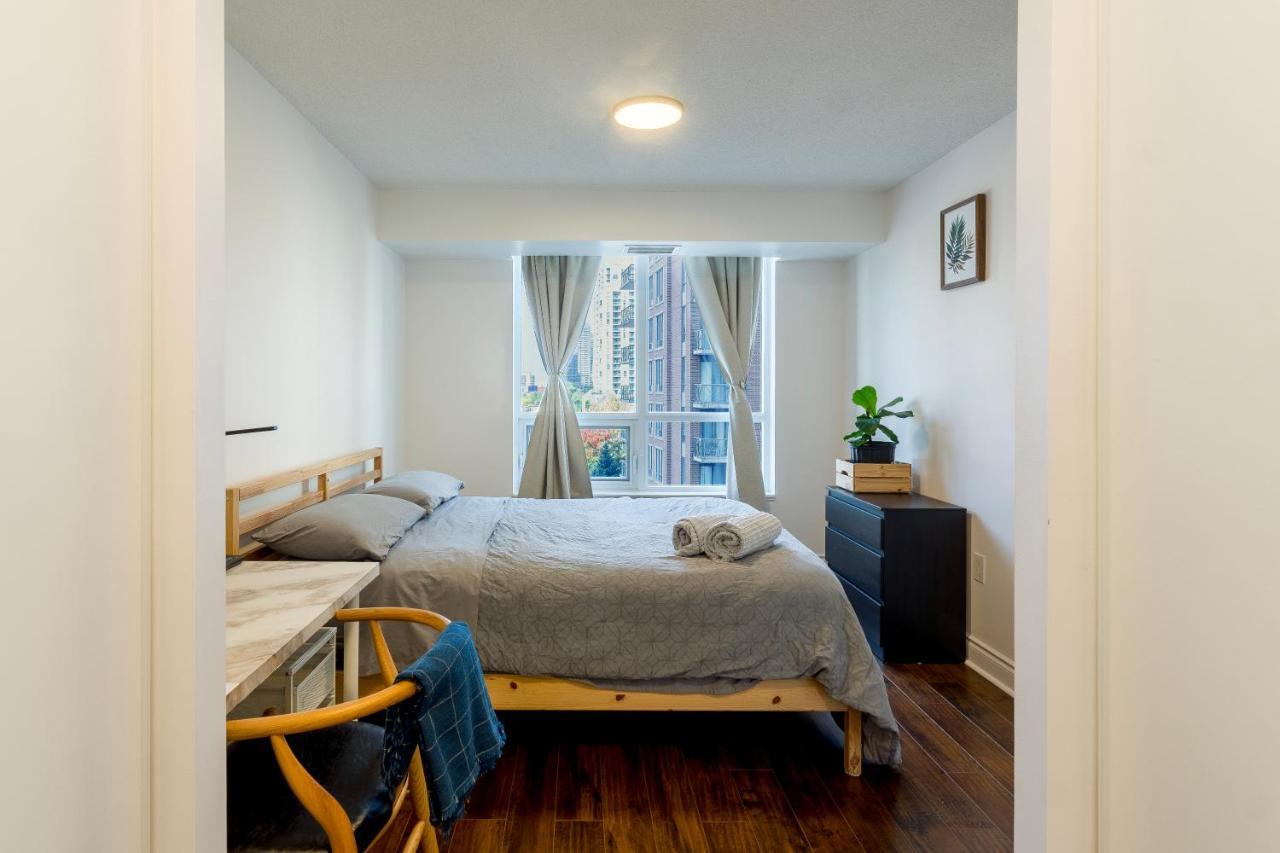 Near Yonge Finch Subway 2bed 2bath Free Parking Apartment *