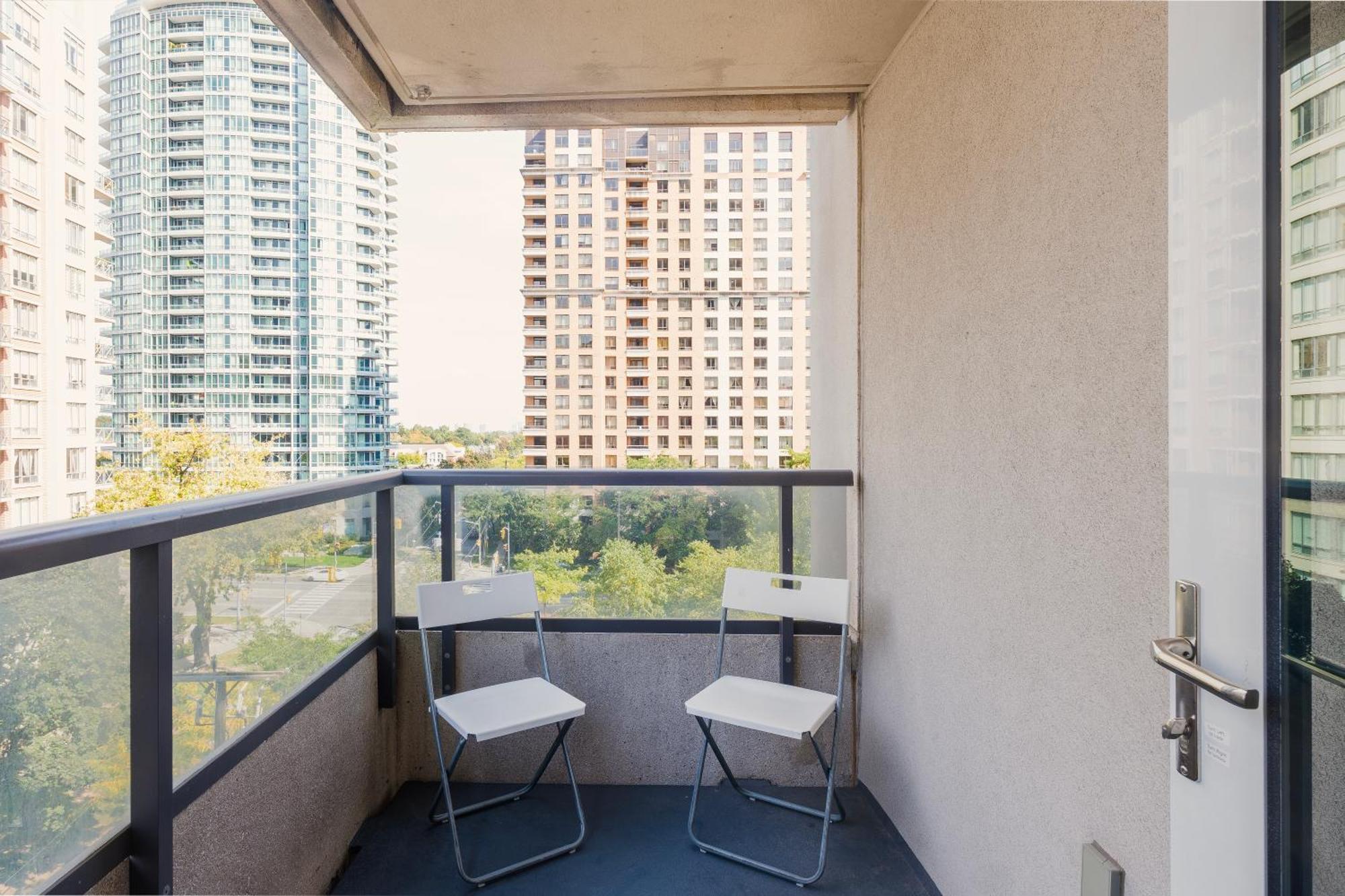 Near Yonge Finch Subway 2bed 2bath Free Parking