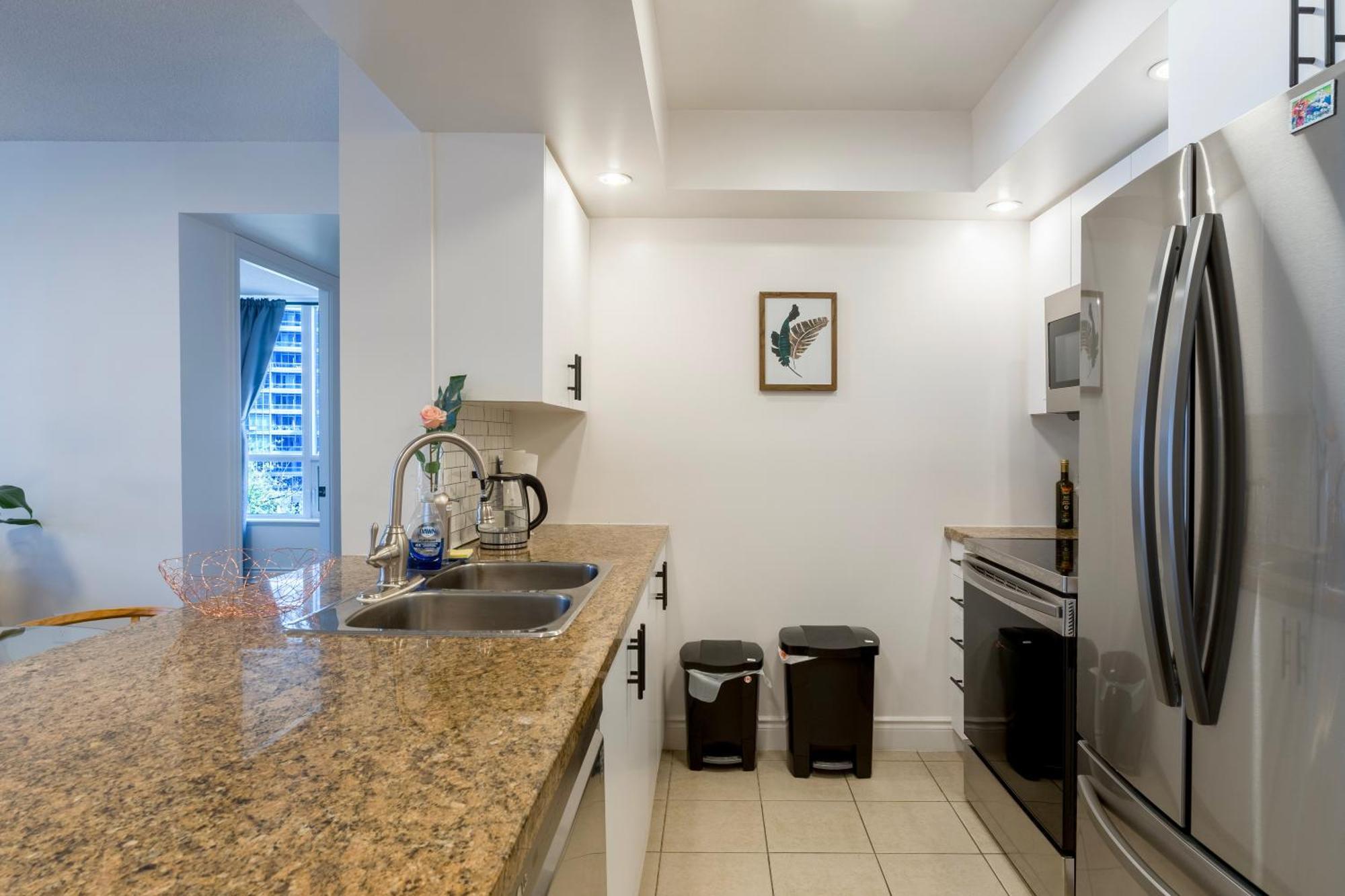 Near Yonge Finch Subway 2bed 2bath Free Parking * Toronto