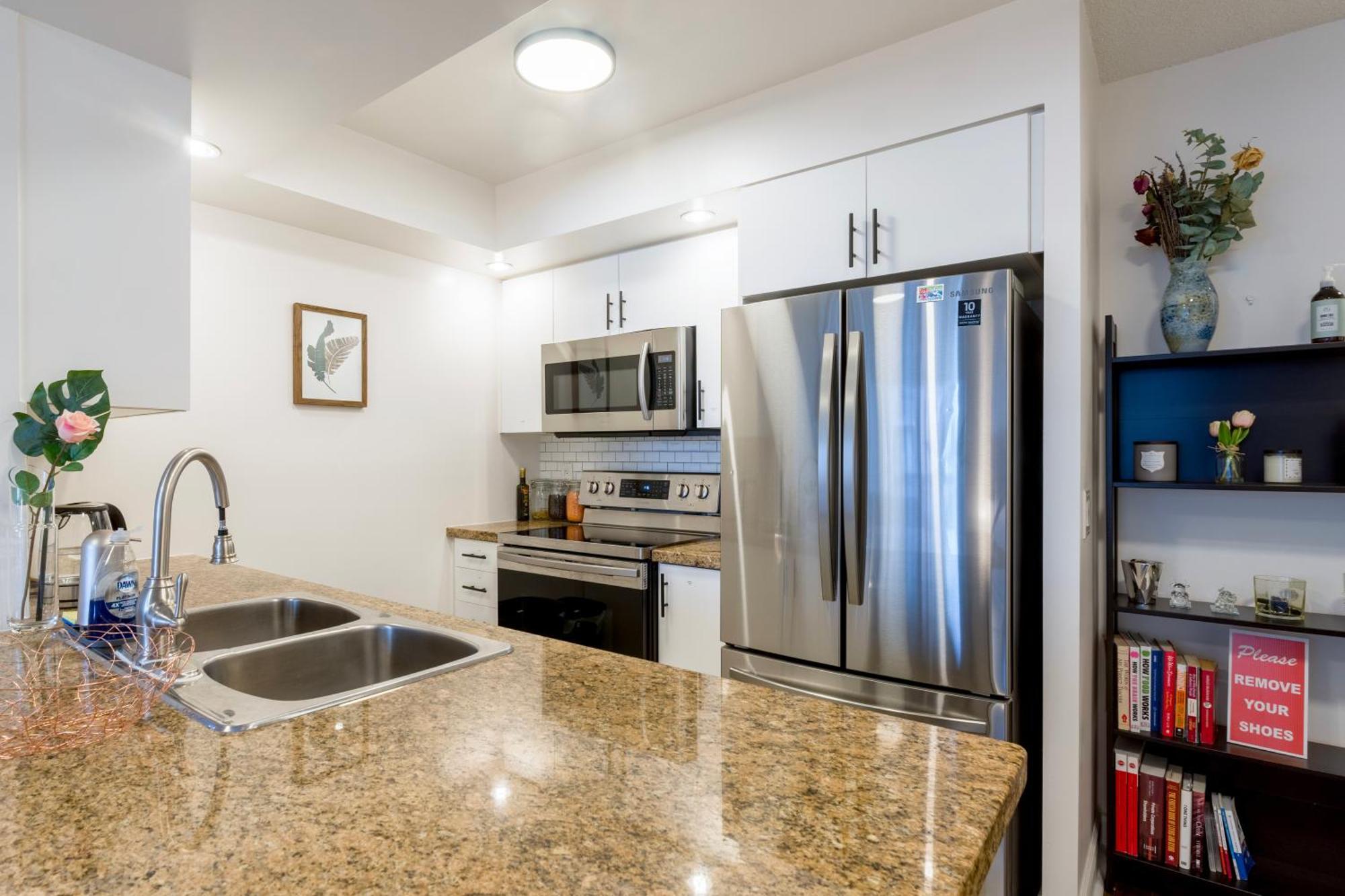 Near Yonge Finch Subway 2bed 2bath Free Parking * Toronto
